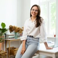 businesswoman-working-on-laptop-computer-sitting-a-2021-12-14-22-52-25-utc.jpg